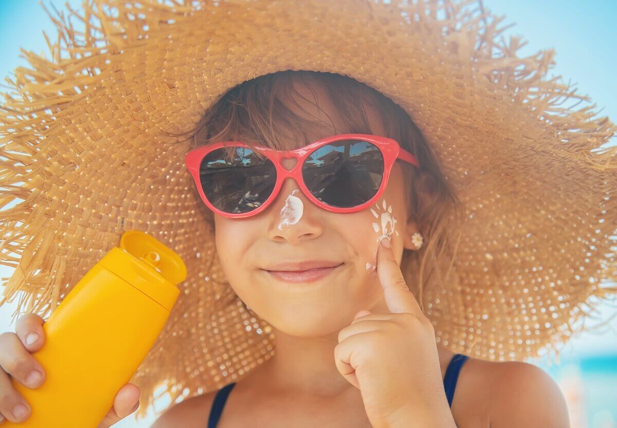 portrait-young-woman-wearing-sunglasses-against-sky_1200pxW
